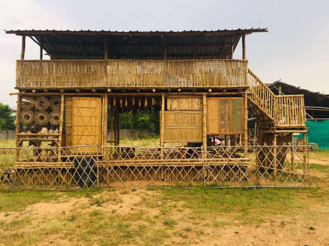 V liv in bamboo House Image